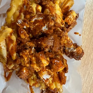 Crisp chik'n Nashville hot loaded Fries